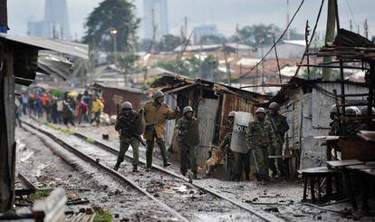 Agentes de la Polic&iacute;a de Kenia, en el barrio de Kibera (a las afueras de la capital) este jueves.