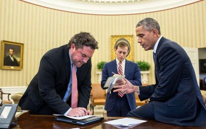 El presidente Obama ultima los detalles de su discurso junto a sus asesores.