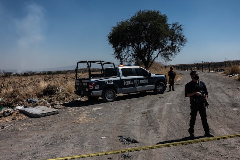 La policía del área metropolitana de Guadalajara resguarda la zona donde fue encontrado el cuerpo de una persona el 17 de febrero.