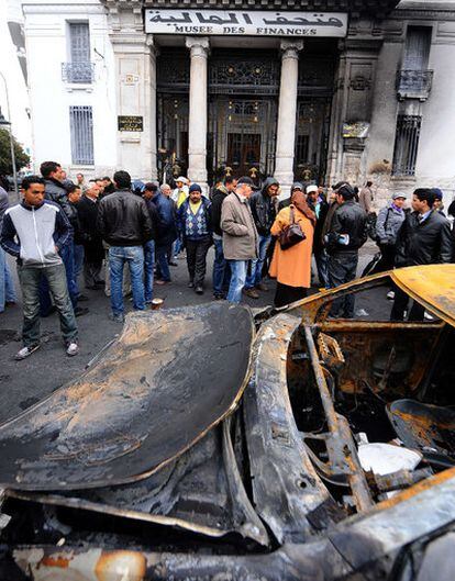 Un coche quemado durante las protestas en Túnez.