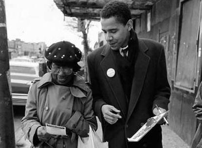 Obama, durante su etapa de trabajador social en Chicago, camina junto a una mujer para registrarla como votante, en una foto sin fecha facilitada por su oficina de aspirante a la presidencia.