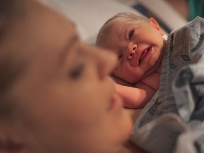 Un bebé mira a su madre por primera vez.