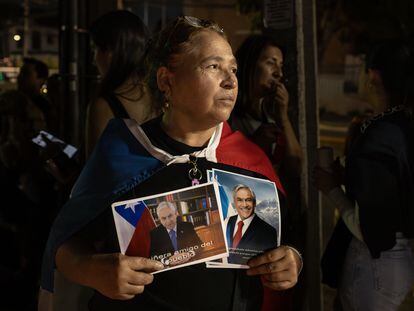 Una mujer sostiene fotografías de Sebastián Piñera, mientras se realiza una velatón en Santiago (Chile), el 6 de febrero de 2024.
