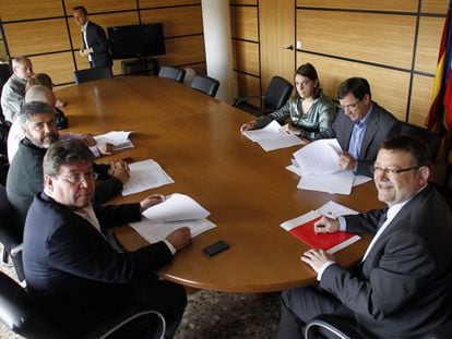Ximo Puig, con representantes sindicales de los empleados públicos, en la sede del PSPV en Valencia.