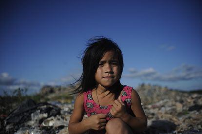 Yamila Reyes, de seis años, posa en los vertederos de Pucallpa. Pincha en la imagen para ver la galería completa.