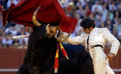 Cayetano Rivera en su segundo toro de la tarde.