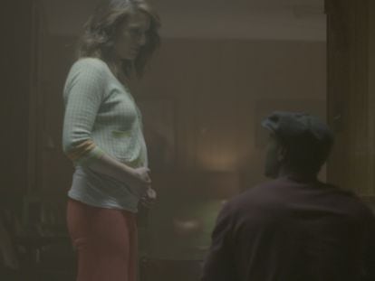 Imagen del documental 'El escándalo de Bill Cosby' que recrea con actores el encuentro entre el cómico y una mujer con la que mantuvo una relación extramarital.