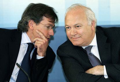El ex ministro de Asuntos Exteriores Miguel Ángel Moratinos y el actual secretario general de la Oficina del Presidente, Bernardino León, en mayo de 2006.