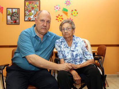 Alfons Garcia y su madre, Nuria, viven pendientes de la ayuda de la Generalitat.