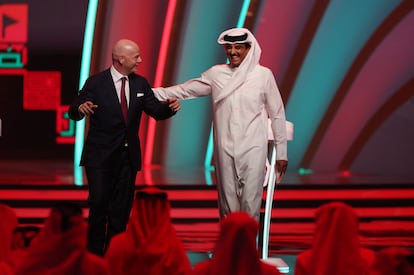 O presidente da FIFA, Gianni Infantino, e o emir do Catar, Sheikh Tamim bin Hamad al-Thani, durante o sorteio da Copa do Mundo.