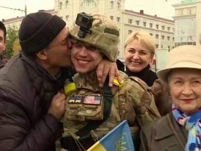 Los vecinos de Jersón reciben con besos y abrazos a los soldados ucranios.