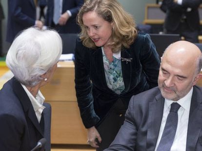 La próxima vicepresidenta económica, Nadia Calviño (en el centro), habla con la presidenta del BCE, Christine Lagarde, en presencia del comisario europeo de finanzas, Pierre Moscovici.