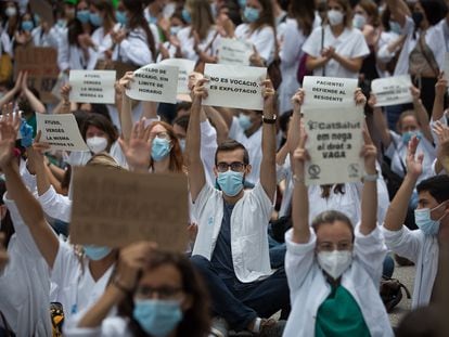 Manifestación de médicos internos residentes (MIR), este lunes en Barcelona.
