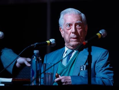 El escritor Mario Vargas Llosa en una exposición durante la 46ª edición de la Feria del Libro de Buenos Aires.