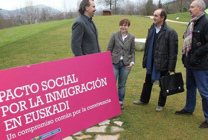 De izquierda a derehca, el director de Inmigración, Miguel Ángel González; la consejera Zabaleta, y los profesores Daniel Innerarity e Imanol Zubero, ayer en San Sebastián.