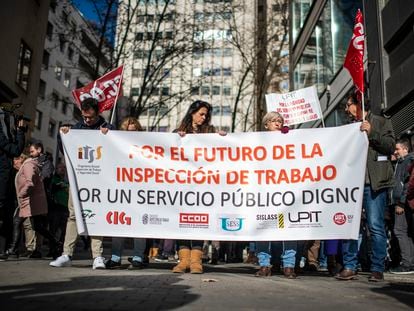 Varios trabajadores se concentran frente a la sede de la Inspección de Trabajo, este lunes en Madrid.