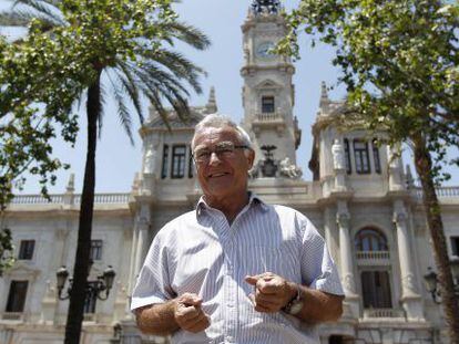 Joan Ribó, virtual alcalde de Valencia, ante la sede del Ayuntamiento.