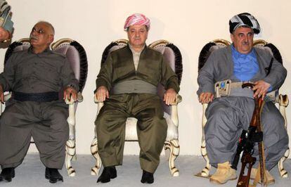 El presidente del kurdist&aacute;n iraqu&iacute;, Mesud Barzani (centro), durante su visita este jueves a Kirkuk.