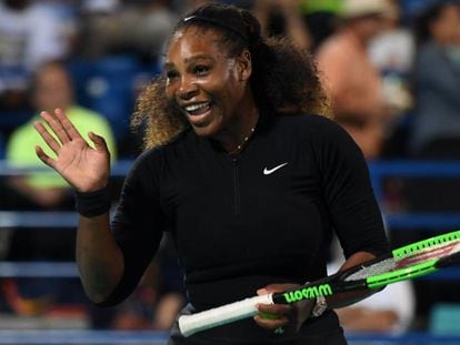 Serena Williams, durante el partido de exhibici&oacute;n contra Ostapenko, en Abu Dabi.