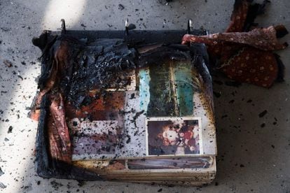 Un álbum fotográfico dañado por en incendió que consumió cientos de hogares en el condado de San Diego.
