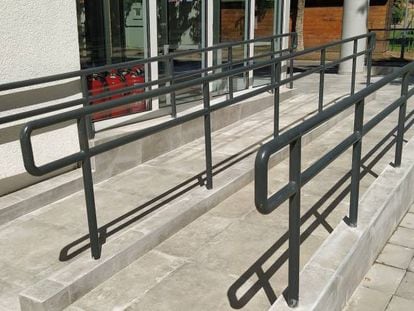 Rampas a la entrada de un edificio que permiten el acceso seguro de sillas de ruedas.