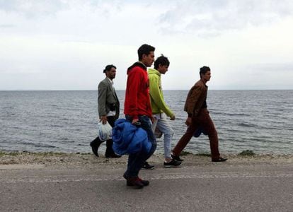 Un grupo de inmigrantes camina en la isla de Lesvos, en Grecia.