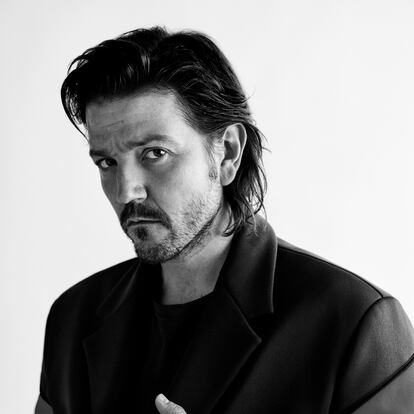Diego Luna posa en exclusiva para ICON, con chaqueta y camiseta Prada.