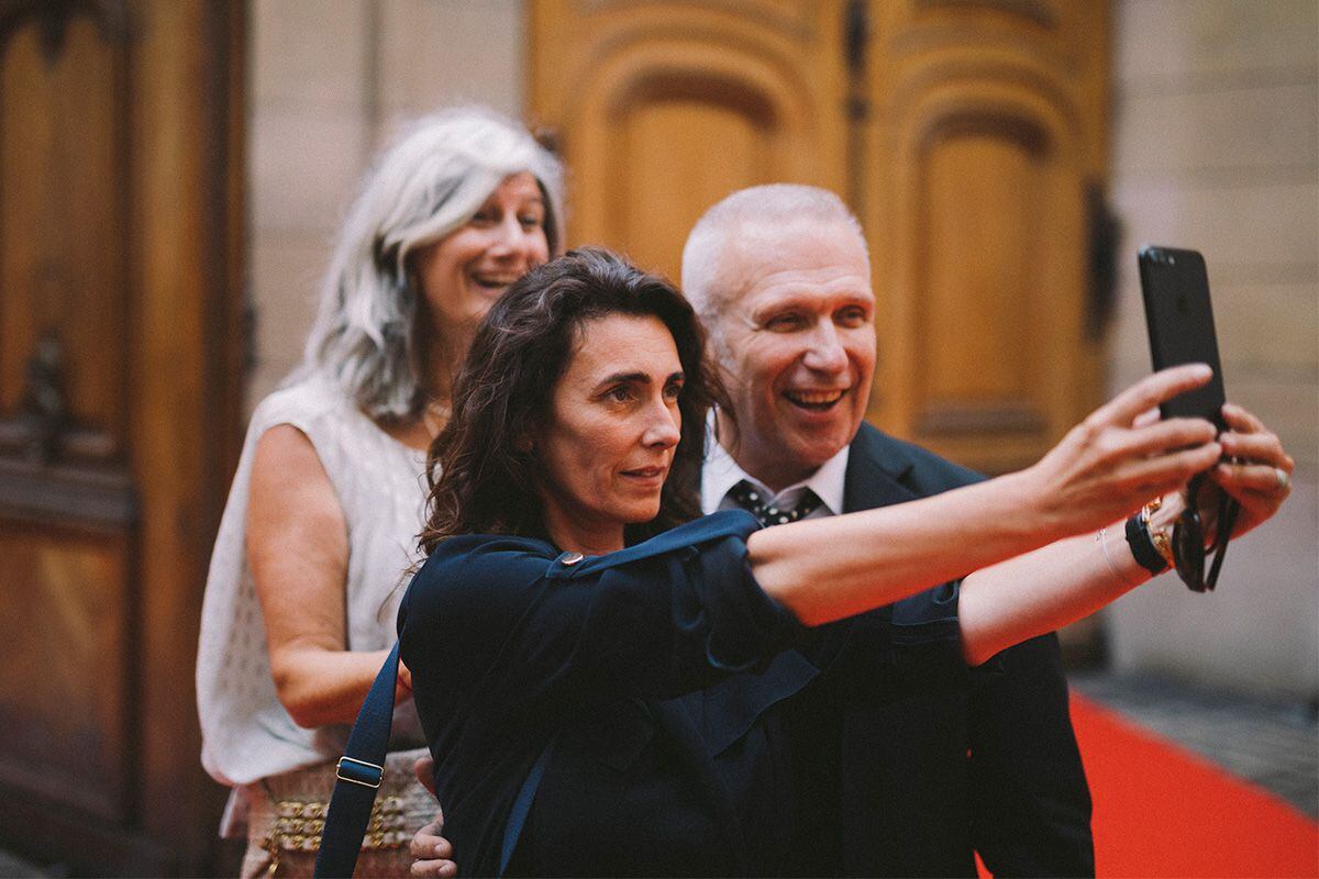 Jean Paul Gaultier haciéndose un ‘selfie’ con Mademoiselle Agnès.