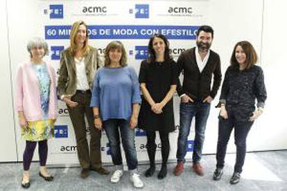 La directora ejecutiva de la Asociación de Creadores de Moda de España (ACME), Pepa Bueno (i), la directora de Yo Dona, Marta Michel (2i), la subdirectora de Glamour, Carmen Garijo (3i), la directora de la revista Elle, Benedetta Poletti (3d), Rafa Muñoz (2d), experto en moda TVE, y Carmen Mañana (d), experta en moda El País, durante el décimo desayuno "60 minutos de moda con EFE Estilo" que se celebró el pasado miércoles.