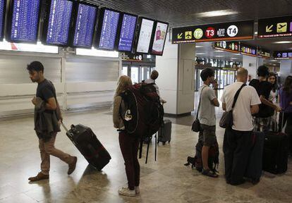 Un grupo de viajeros en el aeropuerto Adolfo Su&aacute;rez Madrid-Barajas