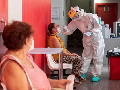 Un sanitario hace una prueba PCR a una mujer en un centro de salud de Lorca, el martes pasado.
