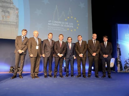 Isidoro Calvo, coordinador del 4º Congreso de los Notarios de Europa; José Manuel García Collantes, presidente del Consejo de los Notarios de la UE; Rafael Catalá, ministro de Justicia; Alberto Núñez Feijóo, presidente de la Xunta de Galicia; Francisco Javier Gómez Gálligo, director general de los Registros y del Notariado; José Ángel Martínez Sanchiz, presidente del Consejo General del Notariado, entre otros.