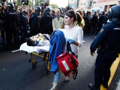 Un herido evacuado tras intentar para la furgoneta que transportaba el cad&aacute;ver del animal. 