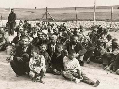 Hombres y niños romaníes en el campo de Belzec (Polonia), en 1940.