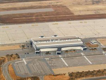 Les pistes de l'aeroport de Castelló des de l'aire.