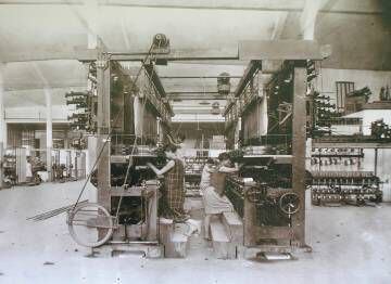 Treballadores davant uns telers de la fàbrica Benet Campabadal, en els anys 30.
