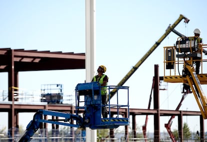Operarios trabajan en una obra en la Comunidad de Madrid en septiembre de 2020.