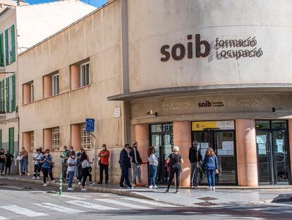 Varias personas hacen cola ante una oficina del Servicio de Ocupación y Empleo de Baleares, este martes en Palma.