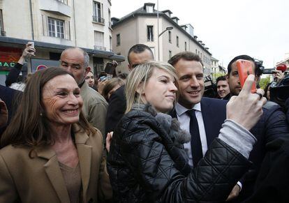 El candidato a las elecciones presidenciales francesas, Emmanuel Macron se hace un selfi con una simpatizante durante un acto de campaña en Rodez (Francia).