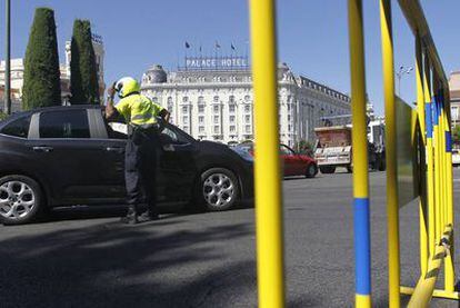 Agentes de movilidad impiden el paso del tráfico en el Paseo de Prado.