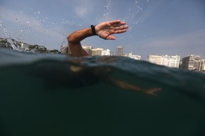 A person swins during swimming classes in Copacabana beach in Rio de Janeiro, Brazil September 27, 2021. Picture taken September 27, 2021. REUTERS/Pilar Olivares