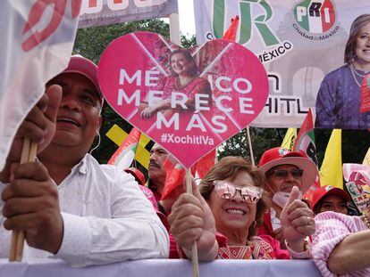 Simpatizantes de Xóchitl Gálvez durante la entrega de su constancia en el Ángel de la Independencia, en Ciudad de México, en septiembre de 2023.