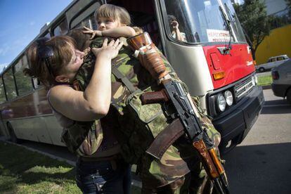 Un miliciano de la Rep&uacute;blica Popular de Donetsk se despide de su familia.