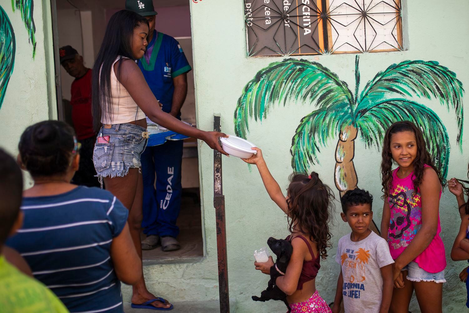 Entrega de comidas en Morro da Palmeira. 