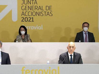 Junta de accionistas de Ferrovial de 2021, con Rafael del Pino en la primera fila a la derecha.