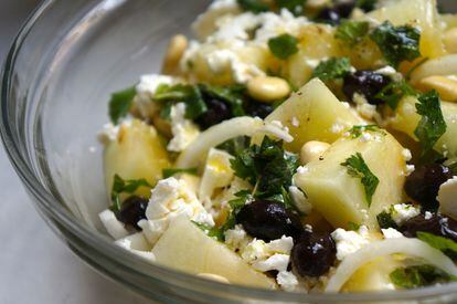 Ensalada de melón, queso feta y almendras | Recetas | Gastronomía | EL PAÍS