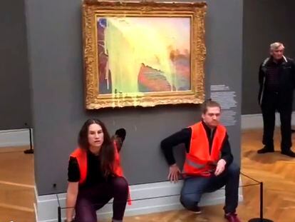 Activistas lanzan puré de patata contra un cuadro de la serie 'Los Pajares' del pintor francés Claude Monet.