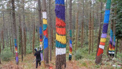 Aspecto que presenta el nuevo Bosque de Oma, en Kortezubi (Bizkaia), en pleno proceso de pintado de los pinos.