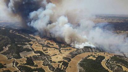 El incendio declarado entre los términos de Leciñena y Perdiguera (Zaragoza).