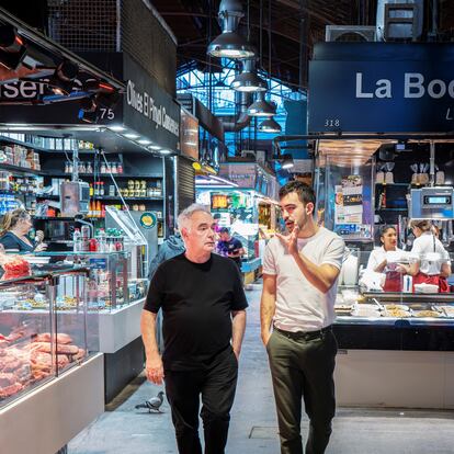 Ferran Adrià y Carlos Casillas pasean y cambian impresiones entre los puestos del mercado de La Boquería, en Barcelona.